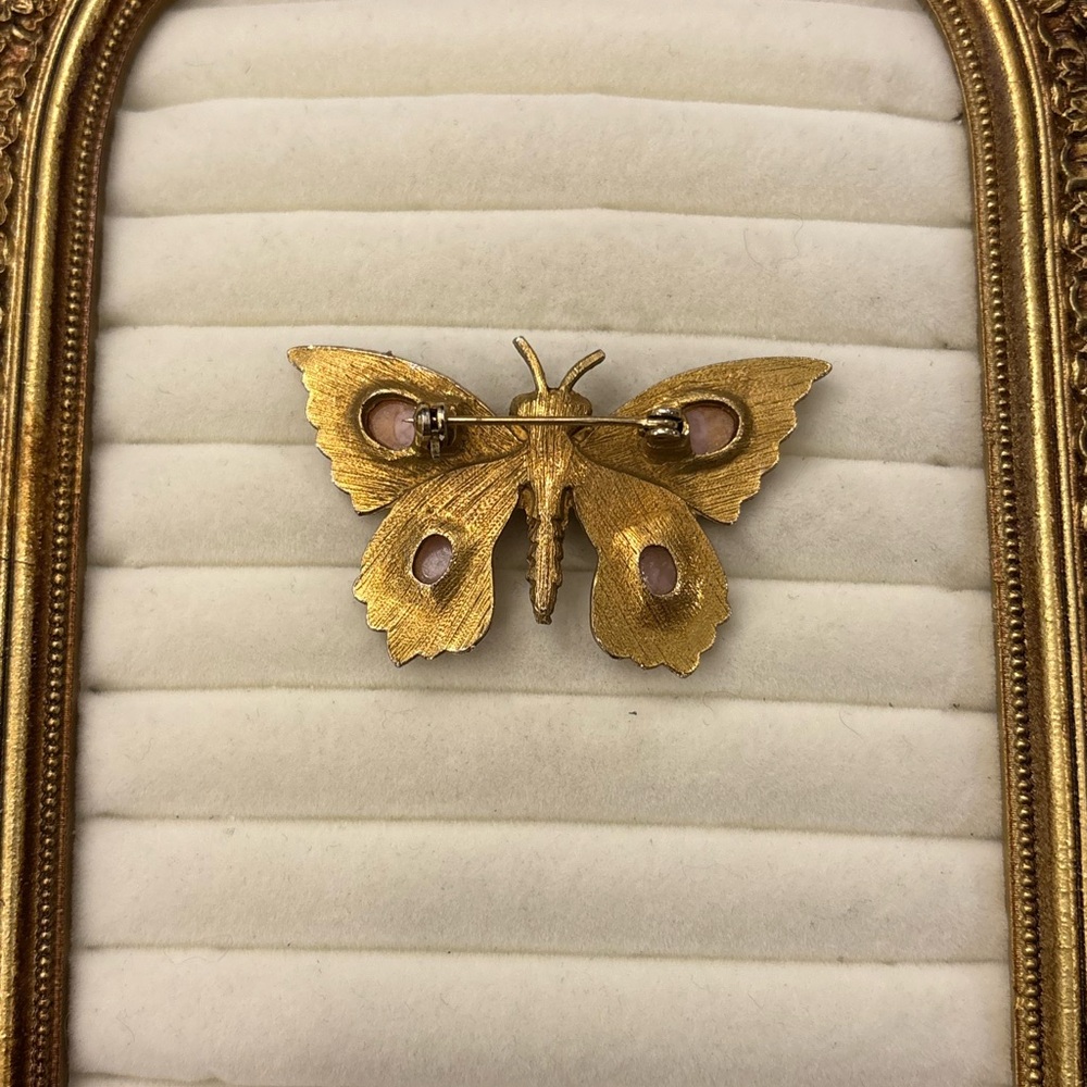 Vintage BUTTERFLY Pin Brooch Pink Oval Cabochon Stones Etched Gold Tone Cottage - Picture 2 of 6